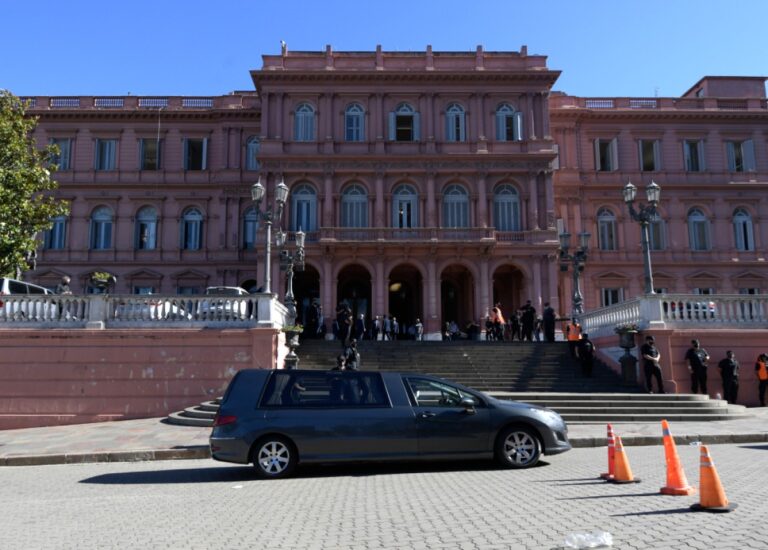 Velorio de Diego Armando Maradona: tras los incidentes, trasladan el ferétro