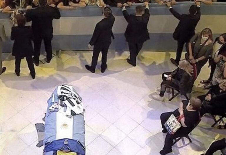 Tras viralizarse la foto con Maradona, el empleado de la funeraria pidió «mil disculpas»