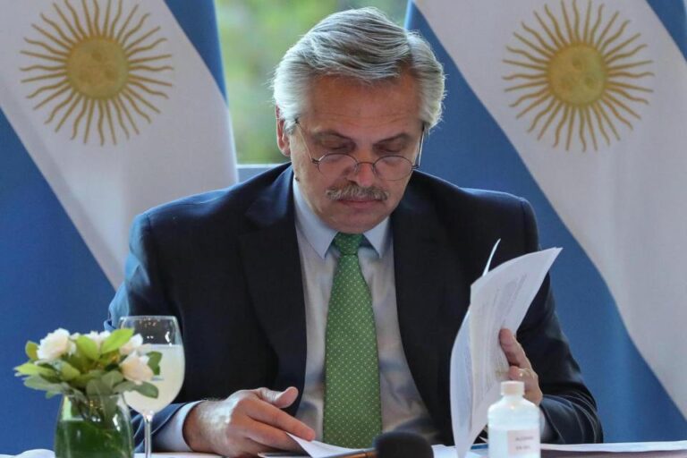 «Es falso que sólo contratamos la vacuna rusa; contratamos AstraZenecca y esperamos Pfizer»