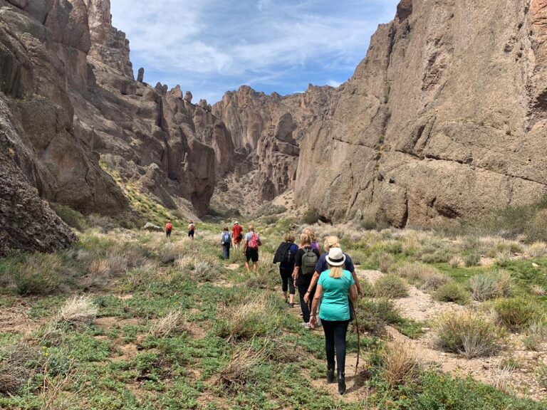 Conociendo al Alero Charcamata: otra cueva y otras manos que también cuentan 