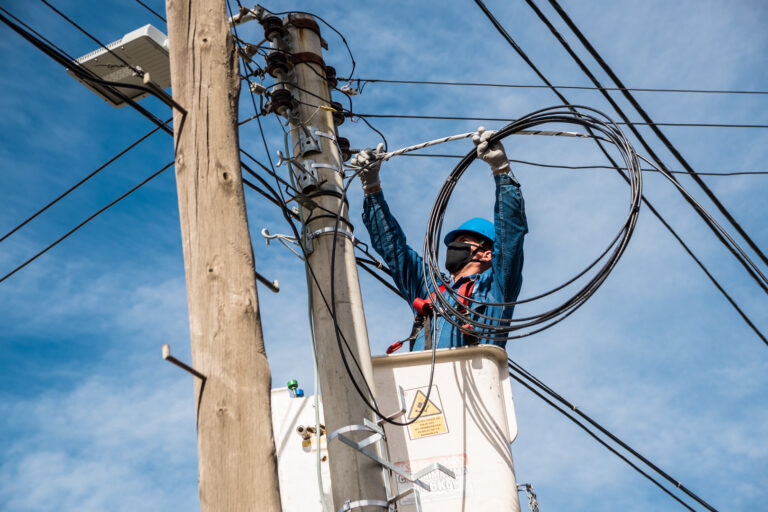 La SCPL avanza con el tendido de fibra óptica en un sector  de la Zona Sur de Comodoro
