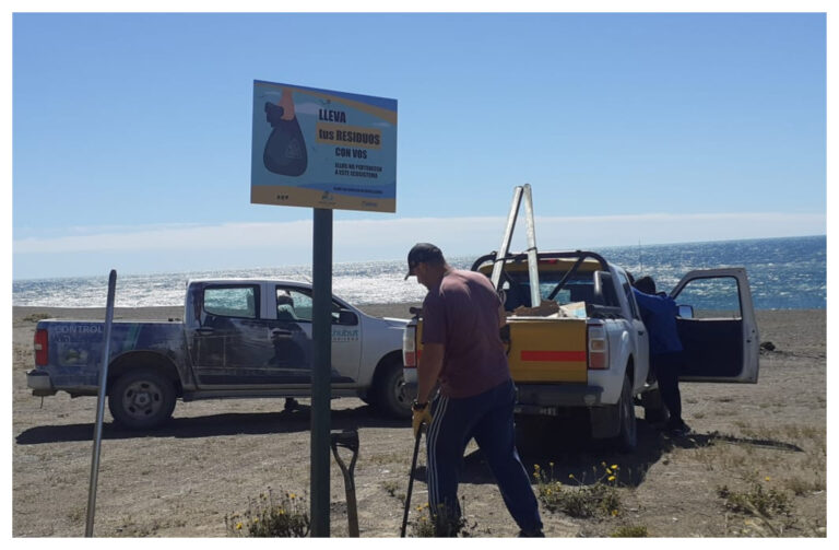 Chubut: instalan cartelería en playas para evitar el abandono de residuos