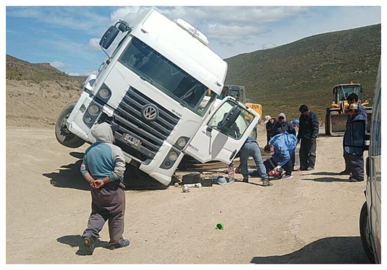 Rada Tilly: Un camión trompo volcó y su conductor resultó lesionado