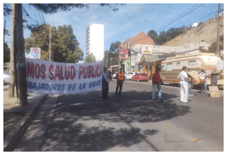 Trabajadores de la salud se manifiestan afuera del Hospital Regional