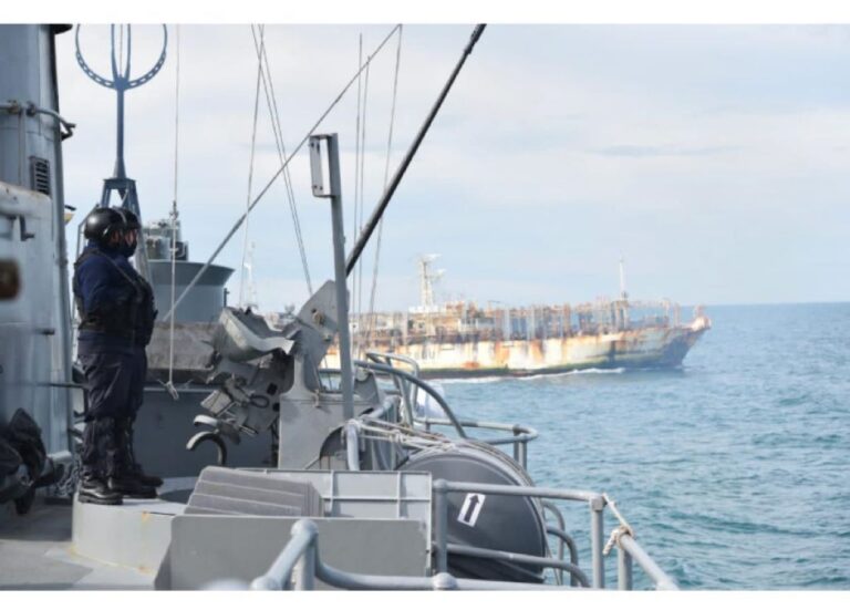 La Armada Argentina custodia espacios marítimos de jurisdicción