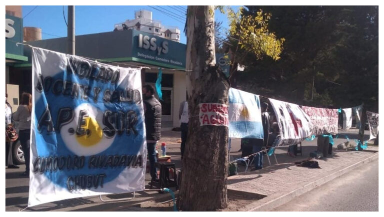 Jubilados estatales acampan afuera del ISSYS en Comodoro