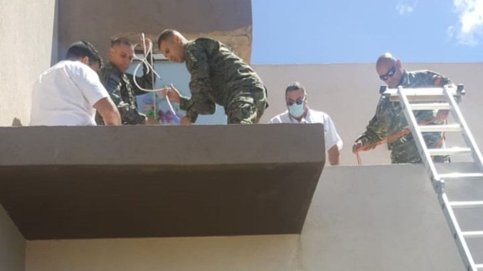 Cayó un paracaidista de la Fuerza Aérea en una vivienda de Comodoro Rivadavia