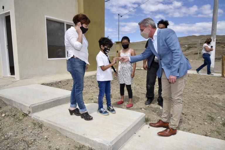 Entregaron llaves a 36 familias beneficiarias de un plan de viviendas en Comodoro