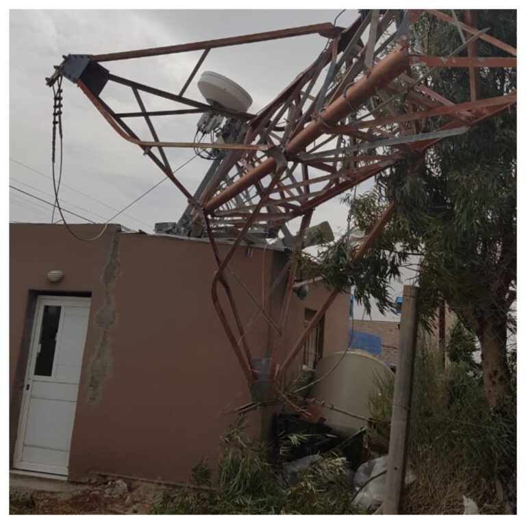 Las fuertes ráfagas de viento tiraron una torre de importantes dimensiones