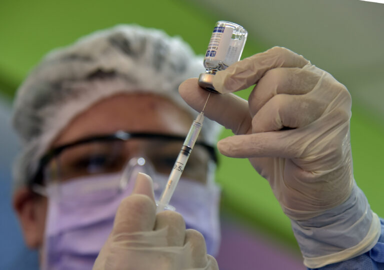 Argentina: podrían aplicar una sola dosis de la Sputnik V para vacunar a más personas