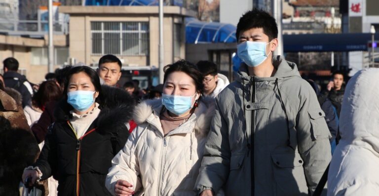 Expertos de la OMS llegaron a China para investigar el origen del virus
