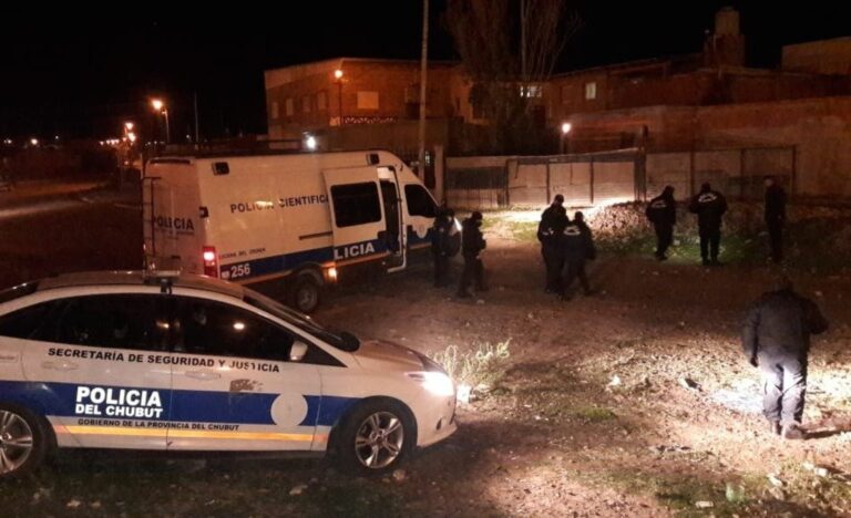 Balearon a un joven en la cara y en el estómago en Trelew