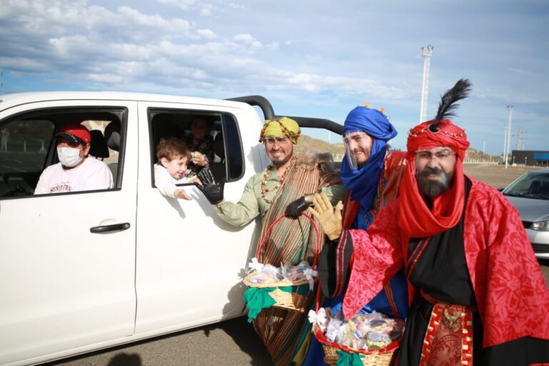 Los Reyes Magos convocaron a una gran cantidad de familias en el autocine