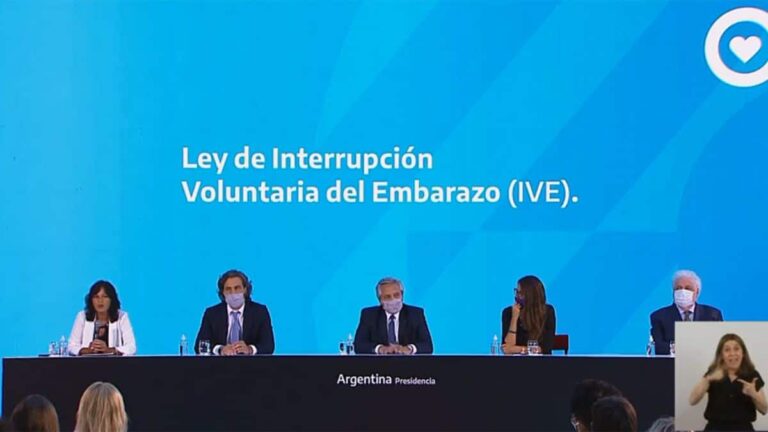 Oficializaron la promulgación de la ley de aborto y el Plan Mil Días
