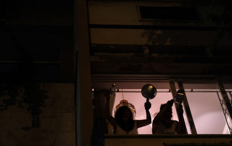 Masivo cacerolazo para pedir la renuncia de Bolsonaro por el caos sanitario