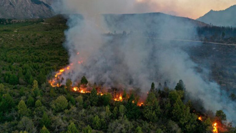 El incendio en El Bolsón continúa fuera de control