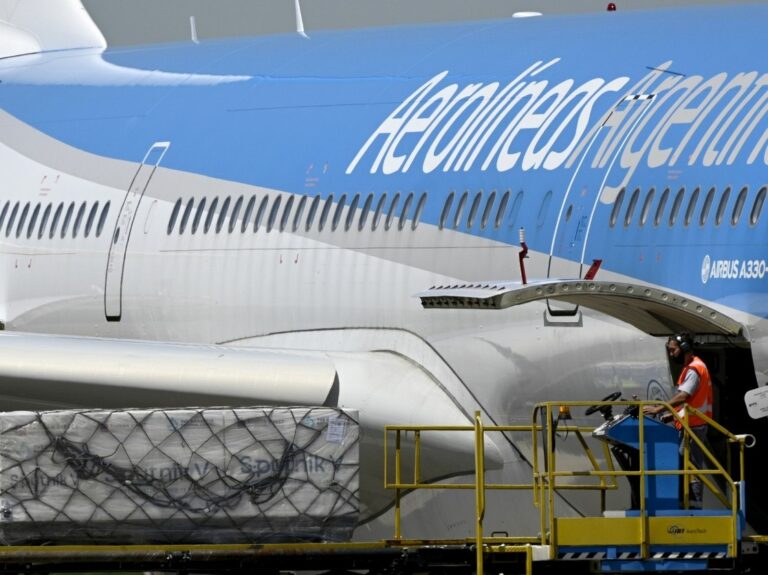 Vacuna Sputnik: llegó el avión con 220 mil dosis para Argentina y 20 mil para Bolivia