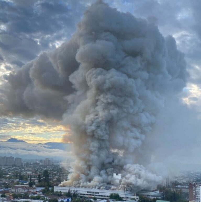 Chile: Importante incendio obliga a evacuar uno de los hospitales más grandes de Santiago