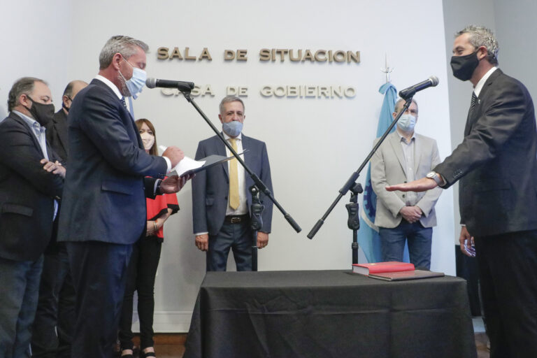 Arcioni le tomó juramento a Nicolás Cittadini como presidente del Instituto Provincial del Agua