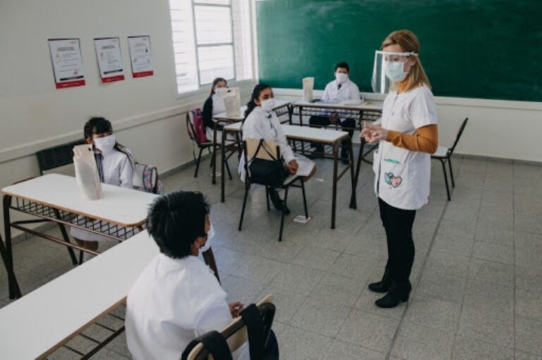 Clases presenciales: El uso del tapabocas será obligatorio y habrá recreos por grupos