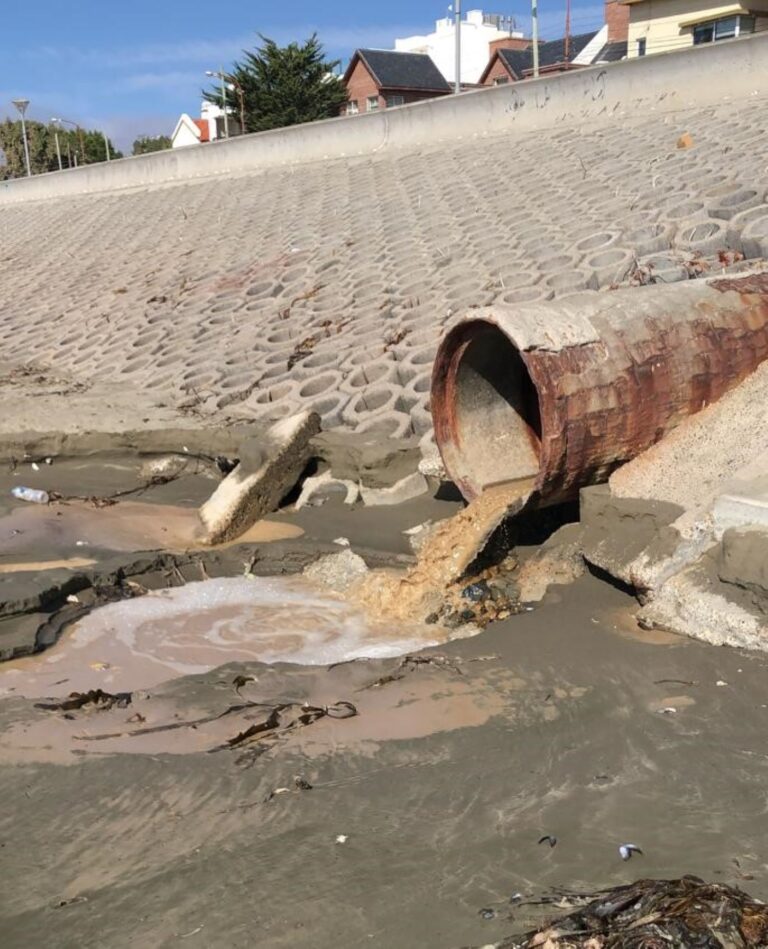 Rada Tilly: Tras la rotura de una válvula, descargan agua en el pluvial de la bajada 22