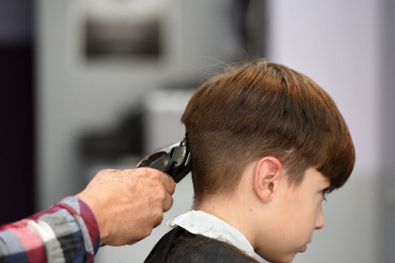 Comodoro: Le cortarán gratis el pelo a niños de bajos recursos del barrio Palazzo