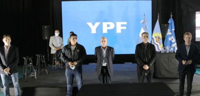 Llugdar tomó parte del acto donde YPF anunció inversiones para Santa Cruz