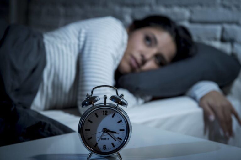 No sobreexponerse a pantallas después de las 23 ayuda al descanso