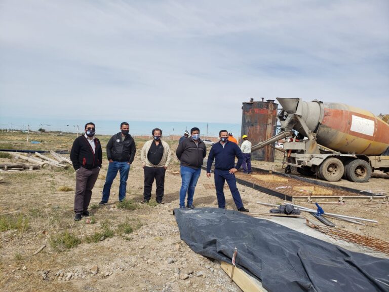 Petroleros Jerárquicos acondicionan predio para su cancha de césped sintético en Pico Truncado