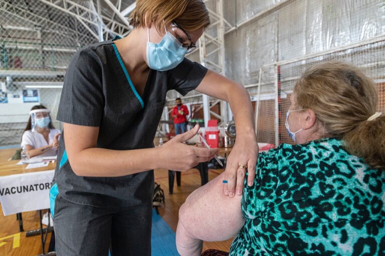 Comodoro: Aplican la segunda vacuna contra el coronavirus a adultos mayores