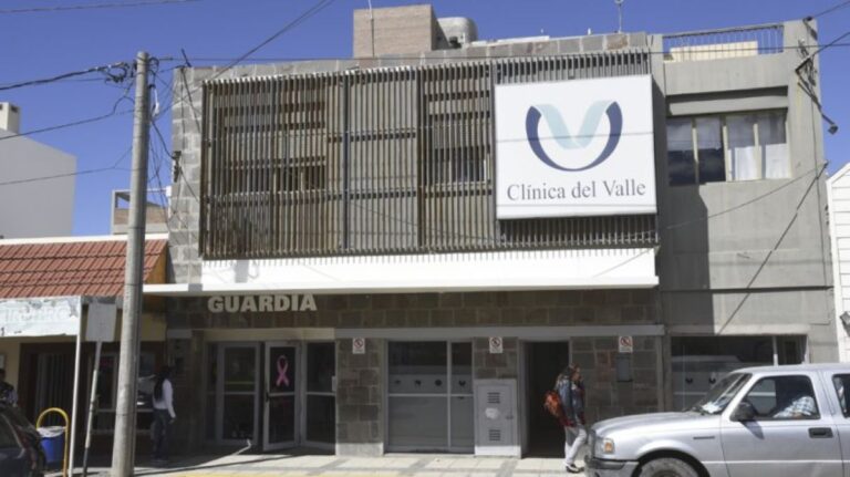 Trabajadores de salud de clínicas privadas realizan paro
