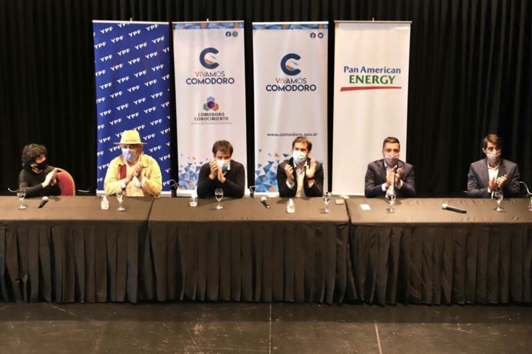 Luque y Facundo Manes encabezaron la apertura de capacitaciones de Comodoro Conocimiento