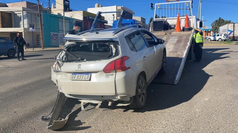 Comodoro: Un camión embistió a un auto en km 3