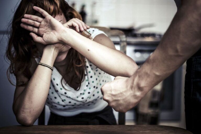 Violencia de género: Quiso separarse y el novio le quemó la cara con una plancha