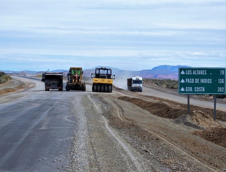 Vialidad Nacional avanza con la repavimentación de la ruta entre Las Plumas y Los Altares