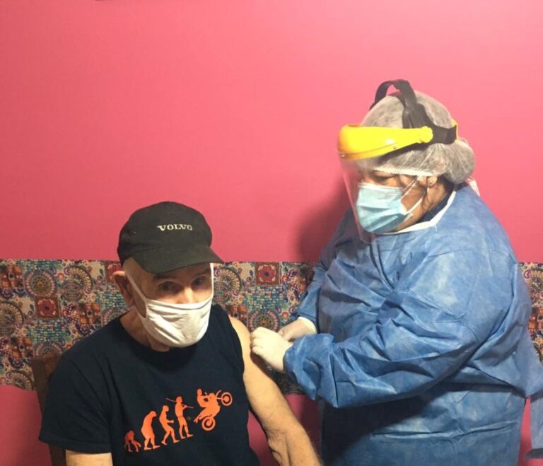 Coronavirus: Comenzó la vacunación en domicilios para personas con problemas de motricidad