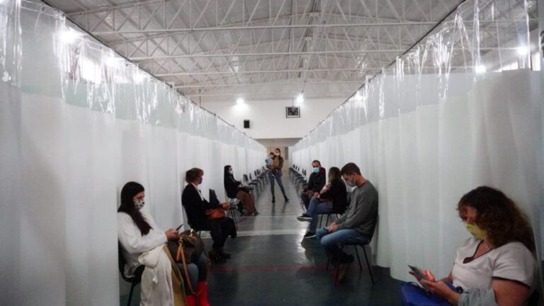 Rada Tilly: Vacunan contra el coronavirus a personas de 18 a 59 años con factores de riesgo
