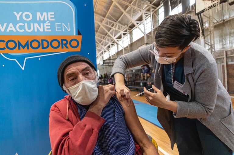 Este viernes vacunarán contra el coronavirus a mayores de 70 años que aún no lo hayan hecho