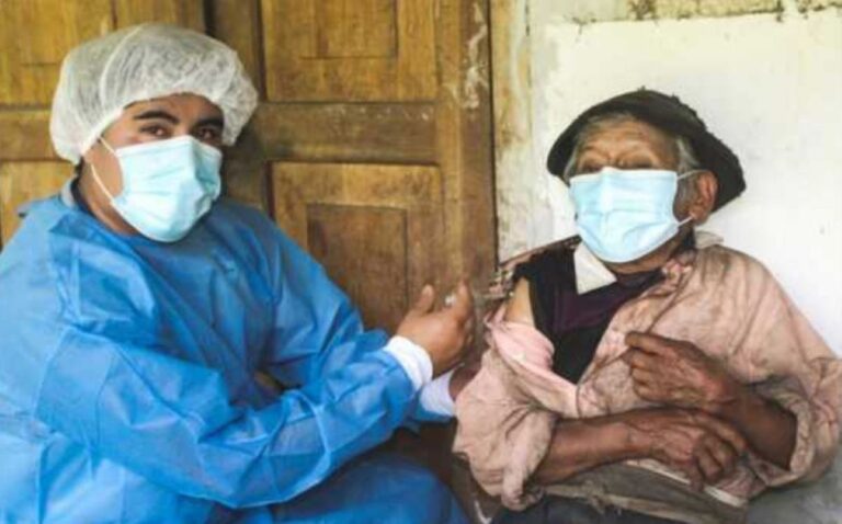 Un hombre de 121 años fue vacunado contra el coronavirus