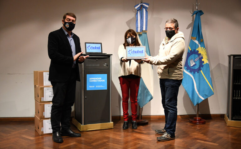 El Gobierno del Chubut continúa con la entrega de aulas digitales móviles