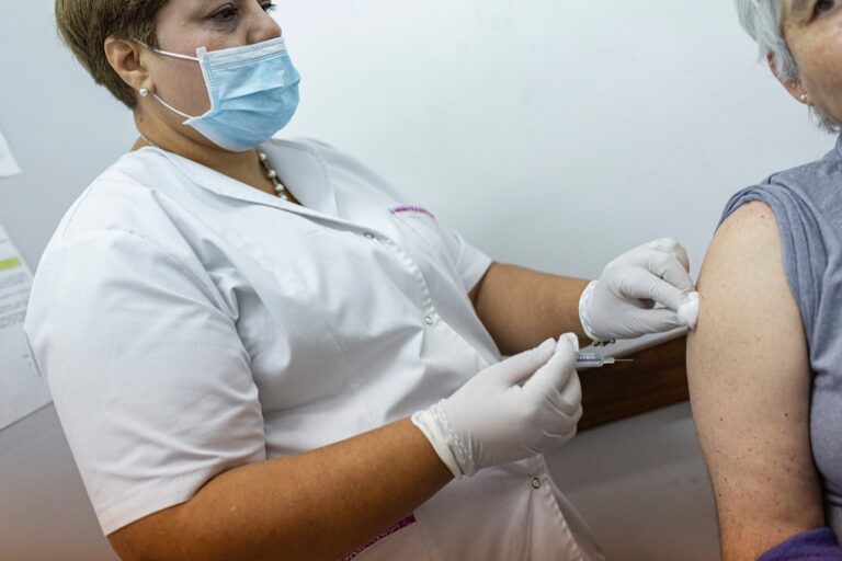 Convocan a adultos mayores para vacunarse contra la gripe