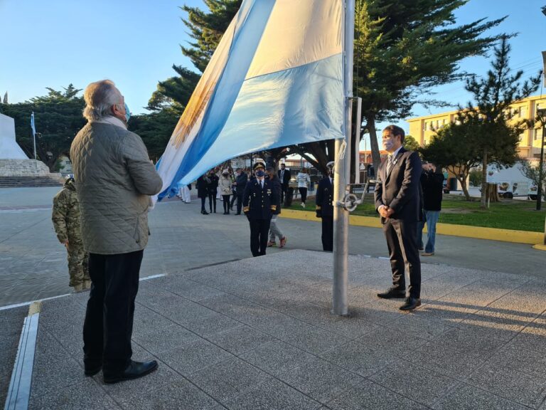 Luque izó la bandera nacional en homenaje a los 211 años de la Revolución de Mayo
