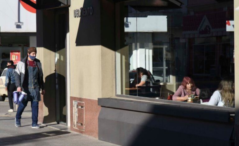 Dueños de bares y restaurantes esperan la ampliación del horario