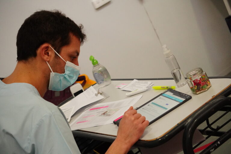 Rada Tilly abre registro para vacunación contra el coronavirus a personas sin factores de riesgo