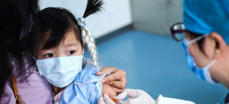 China vacunará contra el coronavirus a los menores desde tres años