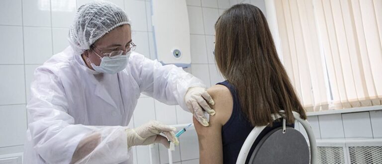 El 40% de los mayores de 18 años recibieron su primera dosis contra el coronavirus