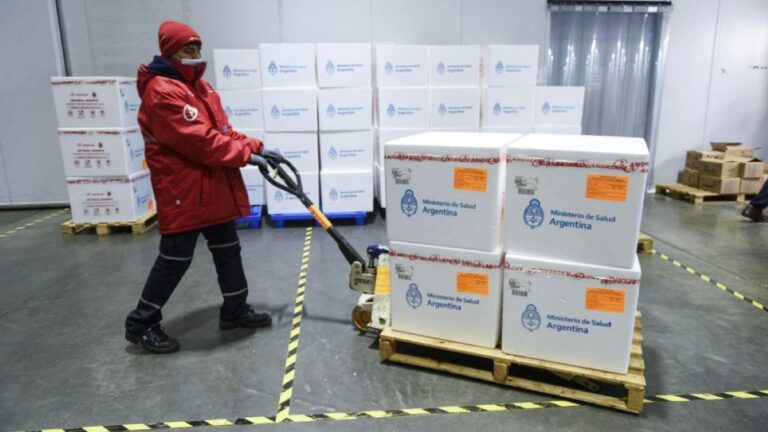 Llegaron más de un millón de dosis de vacunas AstraZeneca desde Estados Unidos