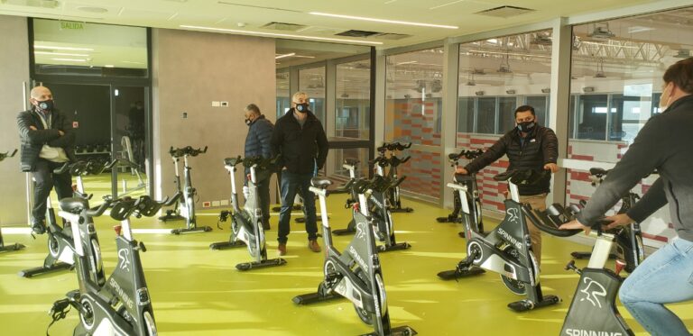 Llugdar supervisó el armado de máquinas e insumos en el Gimnasio del Centro de Actividades