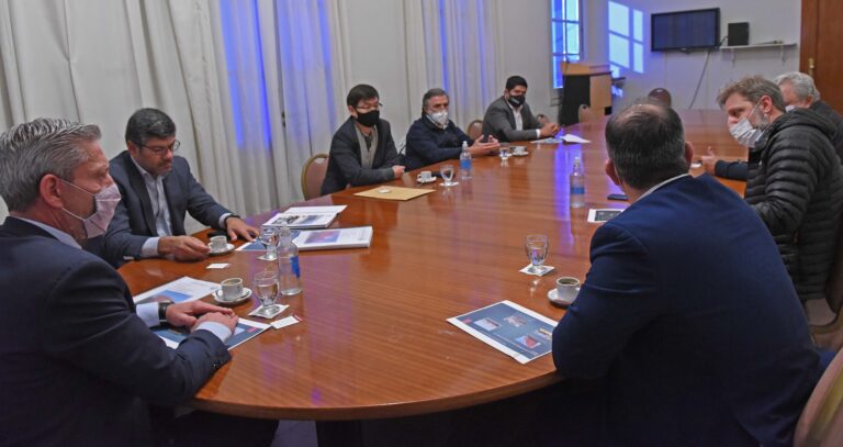 Arcioni se reunió con representantes de la empresa Red Chamber S.A.