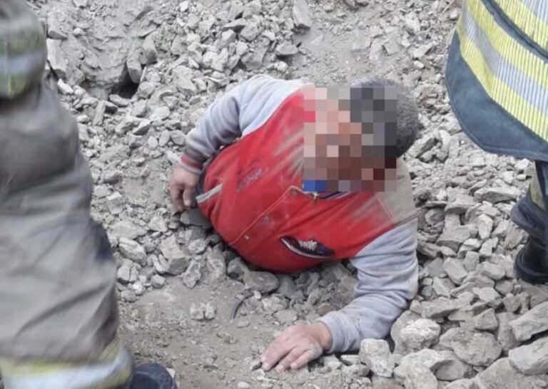 Comodoro: quedó atrapado en su patio tras desmoronarse el cerro